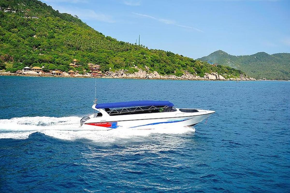 một chiếc thuyền trắng trên mặt nước hồ