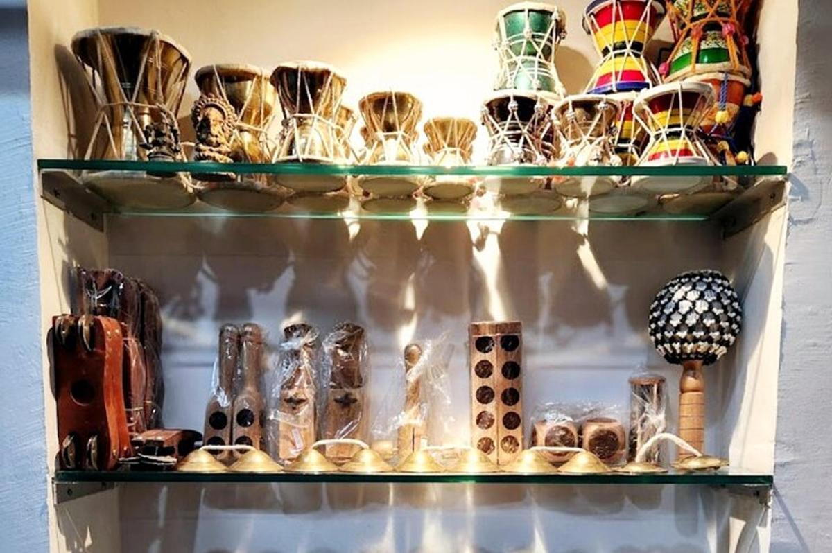 さまざまな種類の陶器が並んだ棚