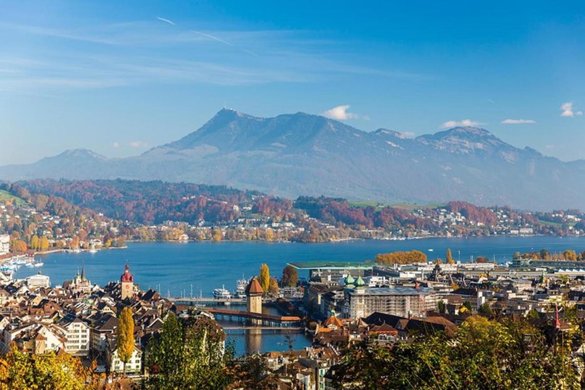 una città con un lago e montagne sullo sfondo