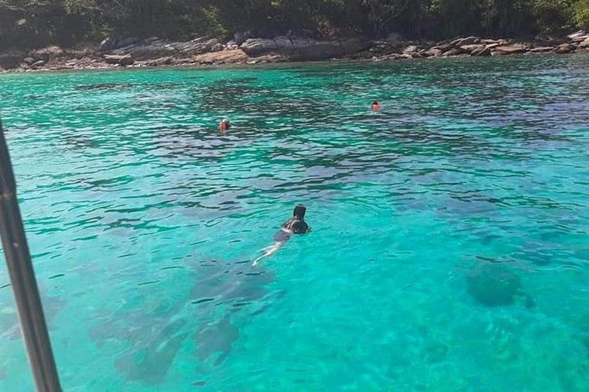 una persona che nuota in uno specchio d'acqua