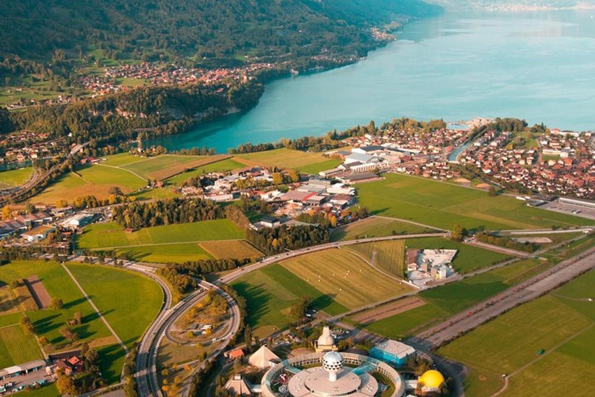 uma vista aérea de uma cidade próxima a um corpo d'água