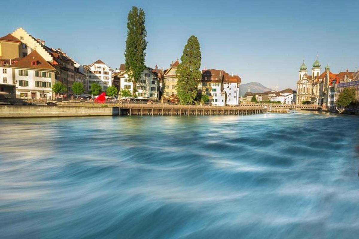 una vista di un fiume con edifici e case