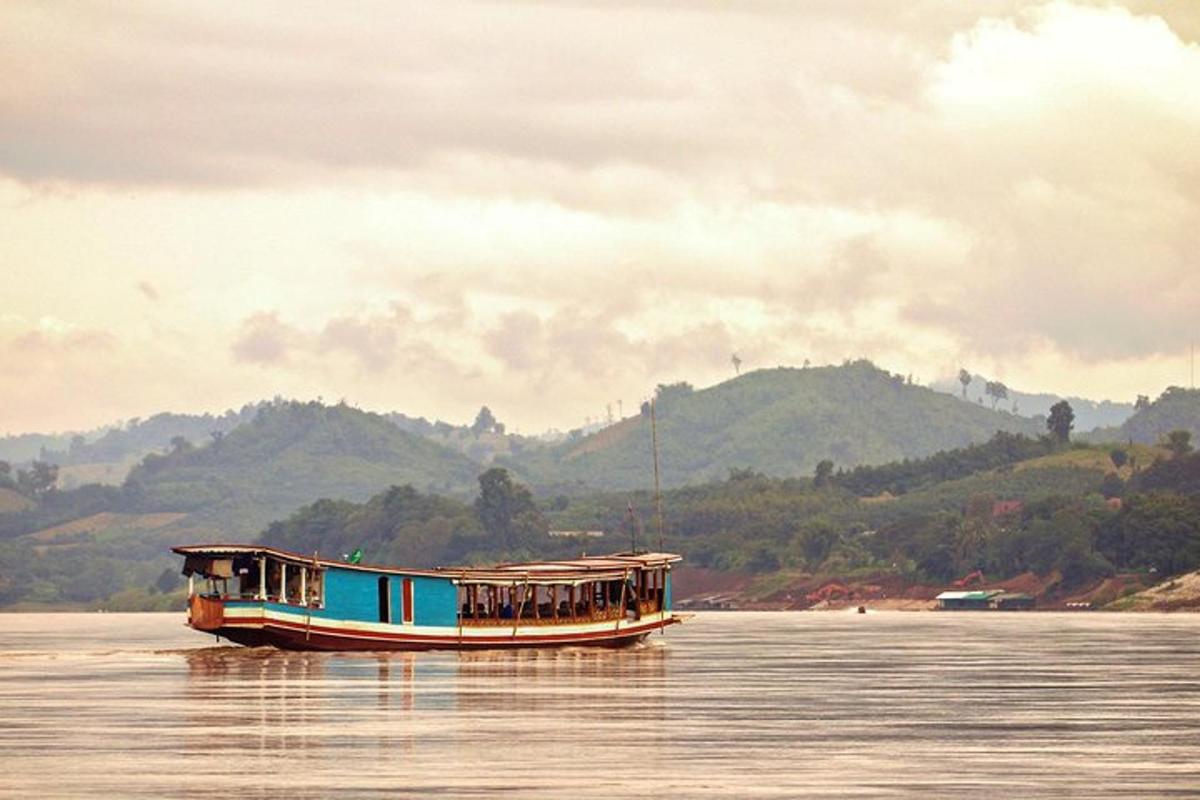 Un barco en el agua con montañas al fondo