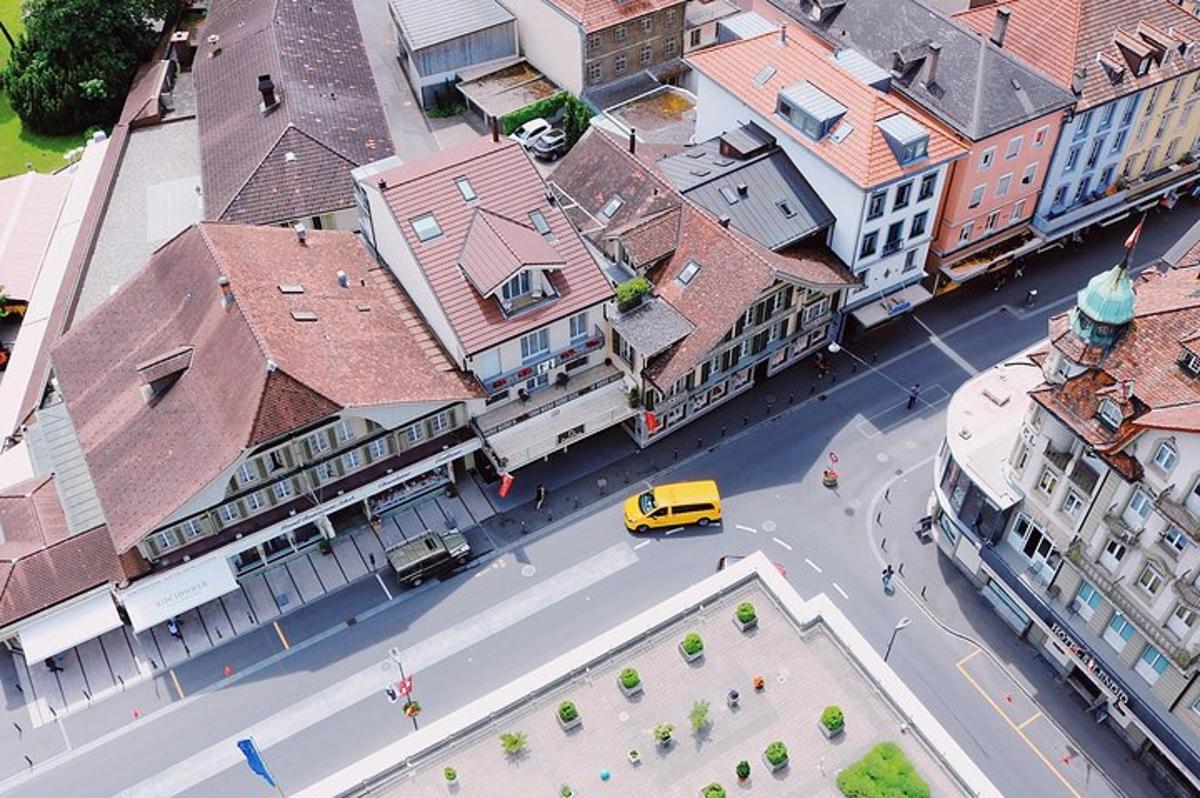 pohled shora na městskou ulici s budovami