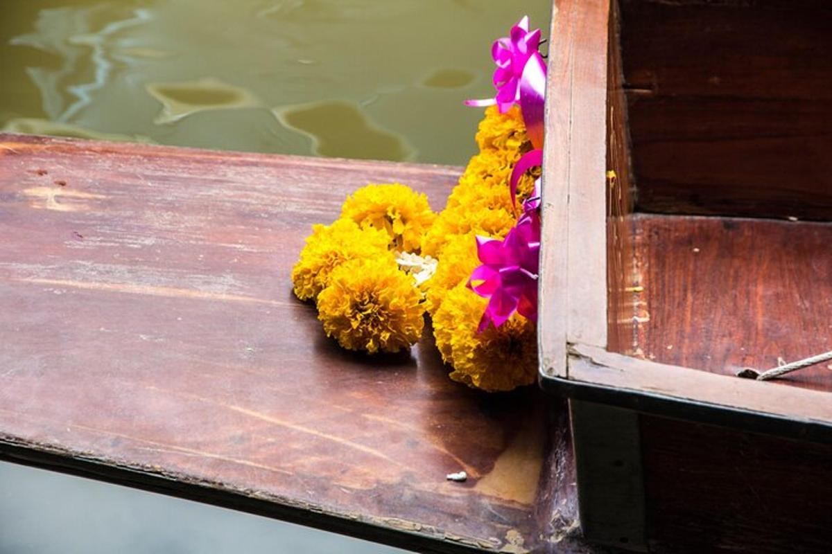 um buquê de flores na lateral de um barco