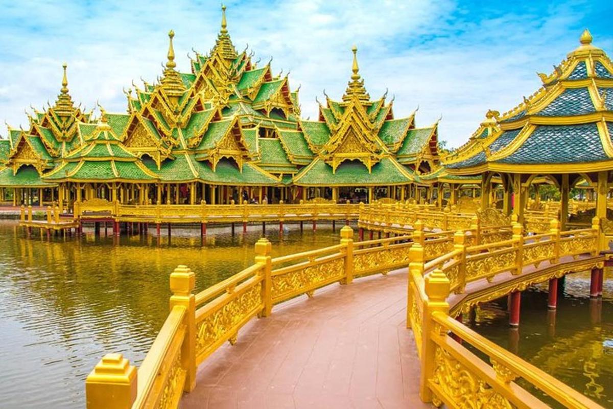 อาคารที่มีรั้วล้อมรอบแหล่งน้ำ