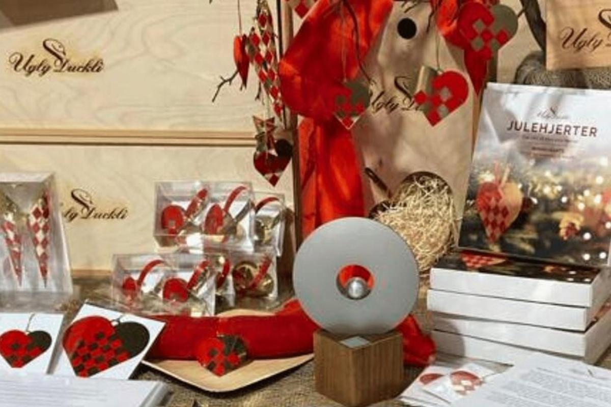 een tafel met een heleboel kerstspullen erop