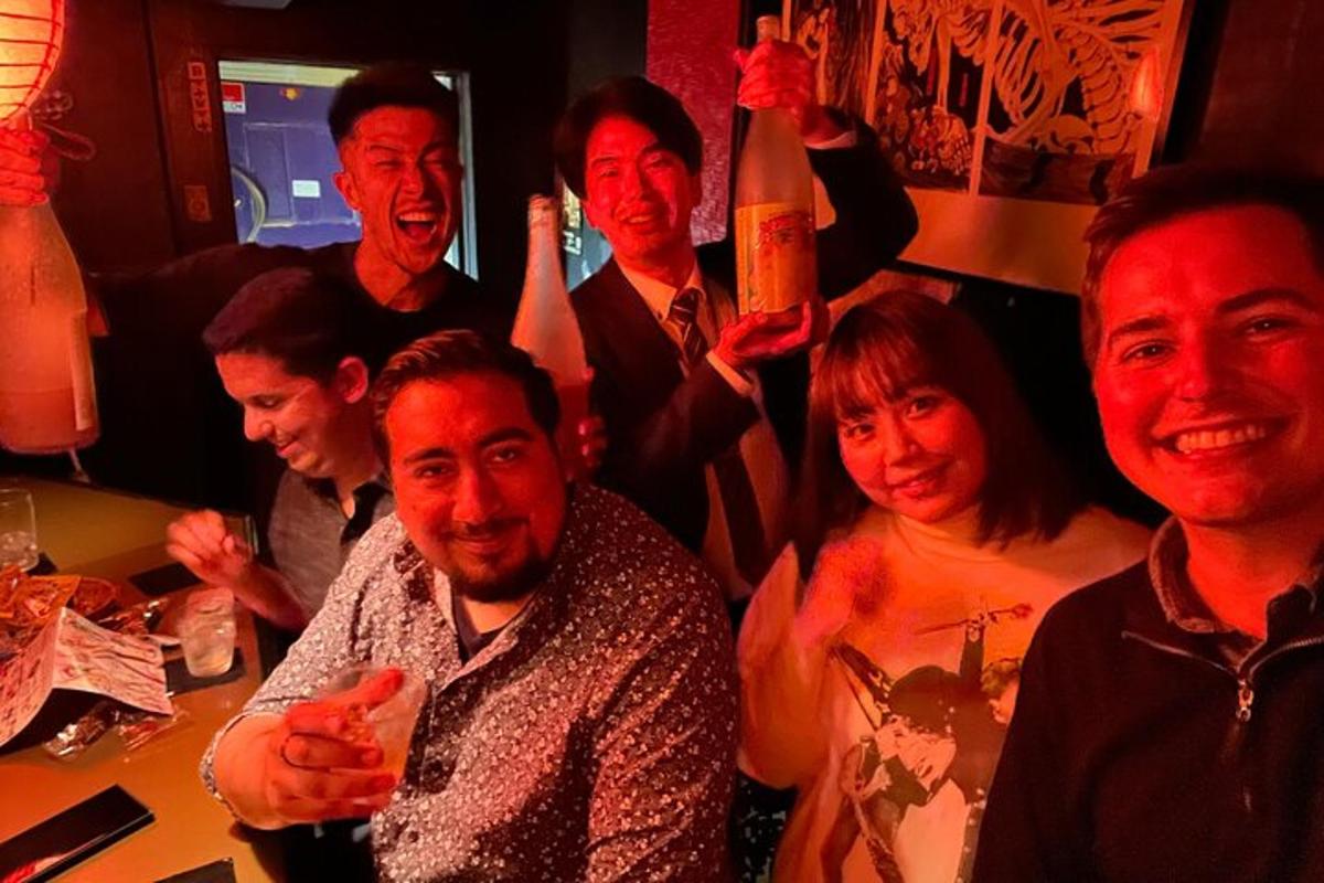 een groep mensen die poseren voor een foto in een bar