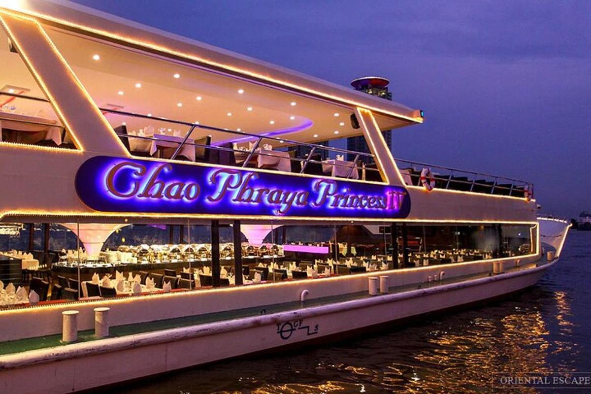 un crucero en el agua por la noche