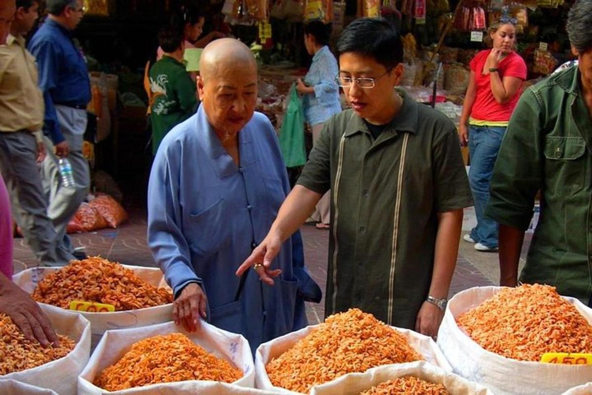 시장에 많은 음식을 가지고 서 있는 두 남자
