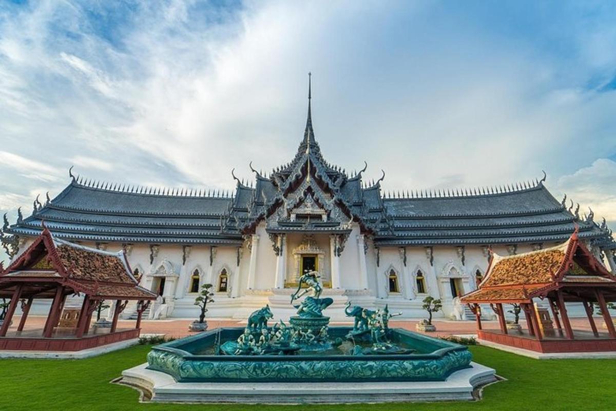 อาคารขนาดใหญ่มีน้ำพุอยู่ด้านหน้า
