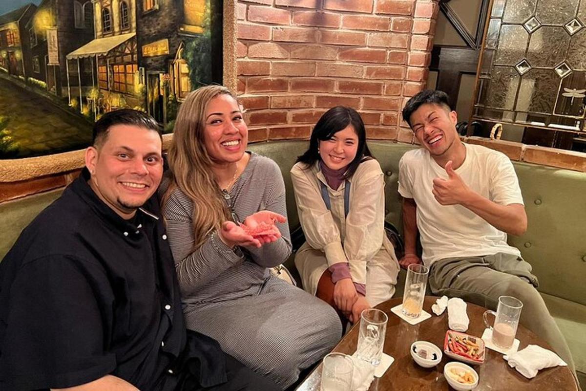 un grup de persones assegudes en un banc d'un restaurant