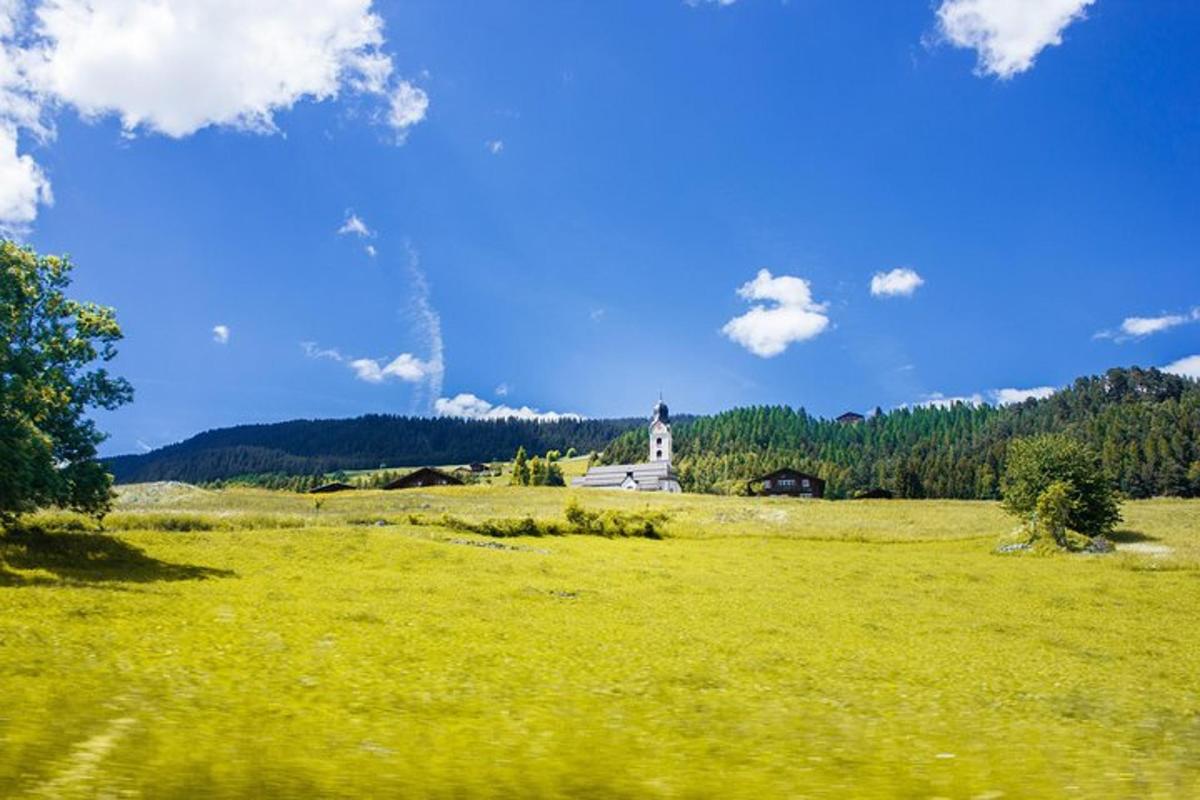 põld, mille keskel on tuletorn