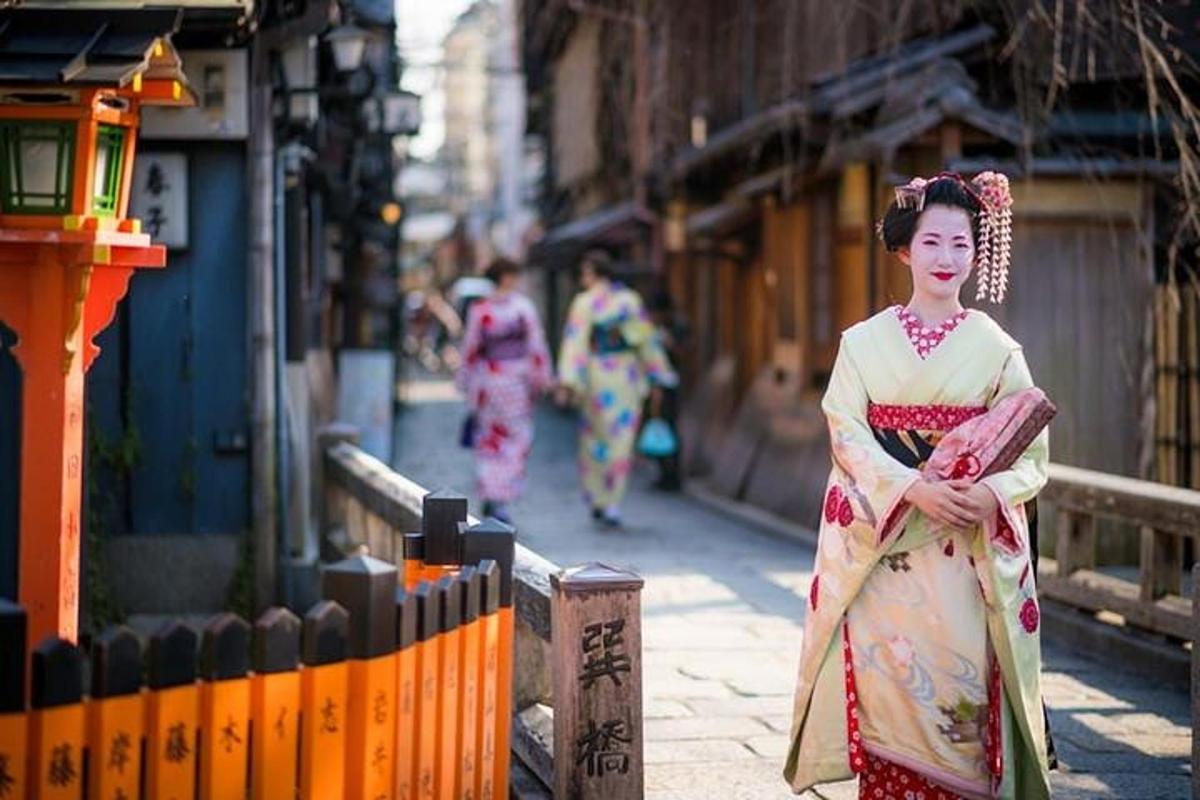 着物を着た女性が道を歩いている