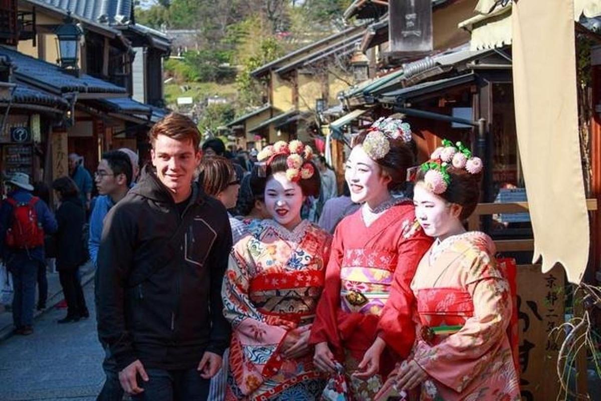 게이샤 복장을 한 사람들의 그룹