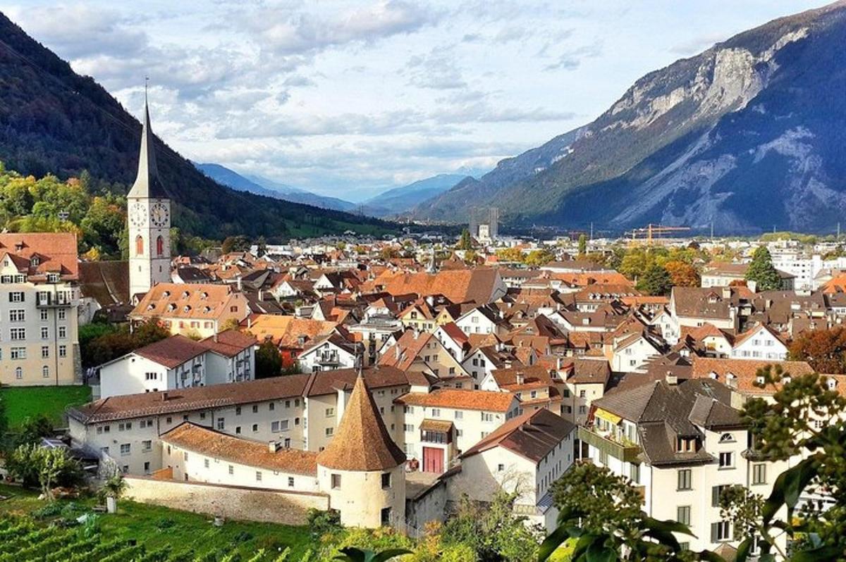 una città con un paese, una chiesa e delle montagne