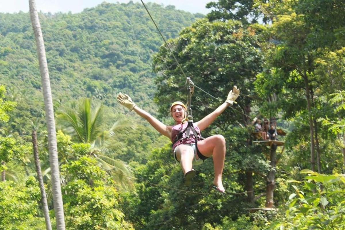 una donna che cavalca una teleferica nella giungla