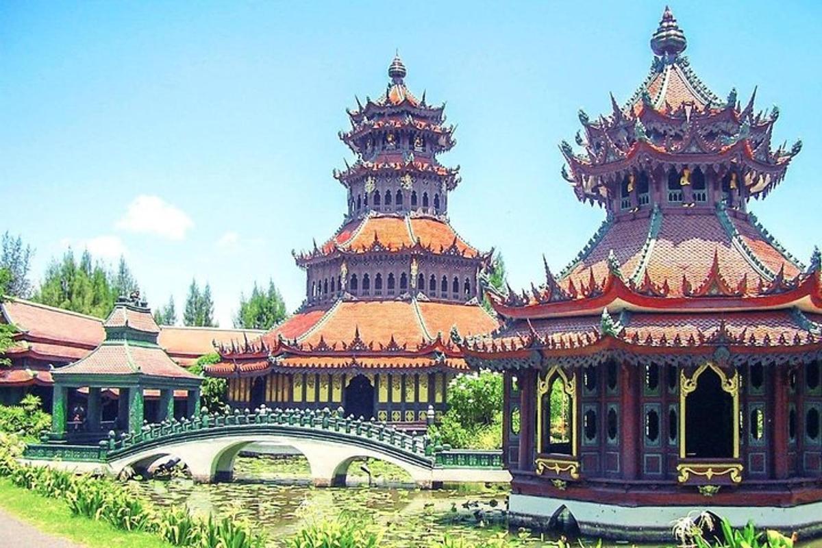 Un gran edificio con dos torres en un parque.