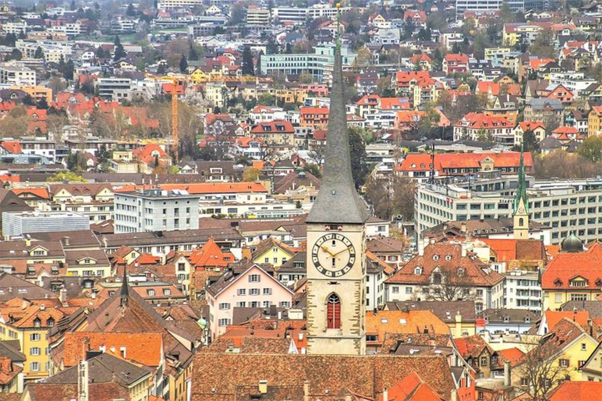 una torre dell'orologio nel mezzo di una città