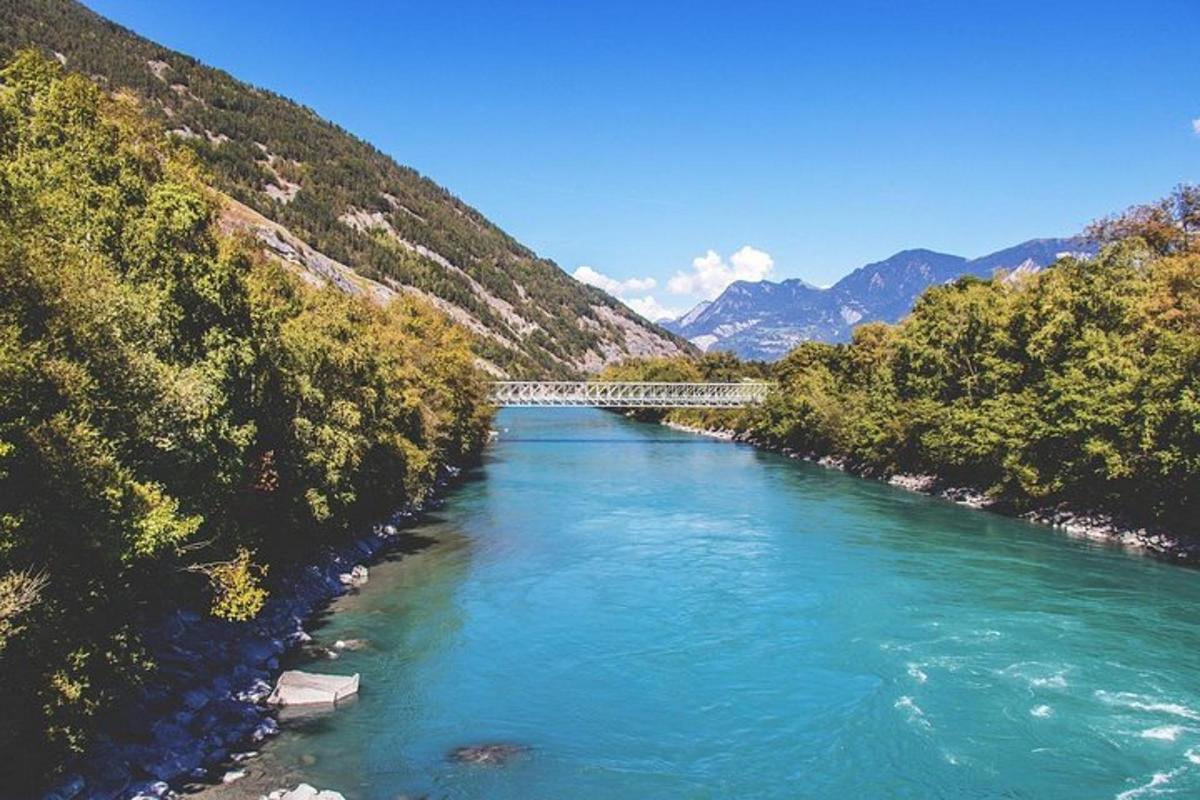 un riu amb un pont al mig