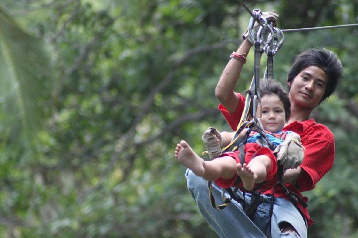 una donna e un bambino su una teleferica