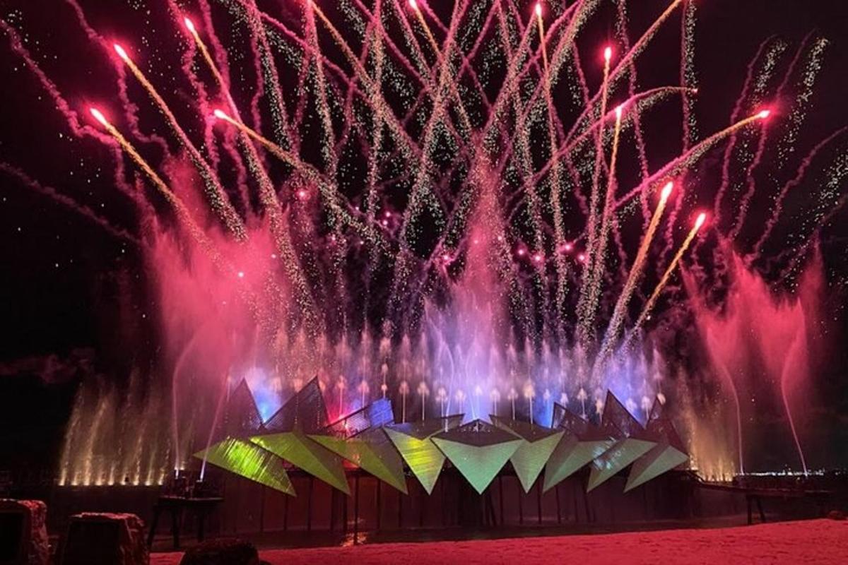 ohňová show s ohňostrojem explodujícím na obloze