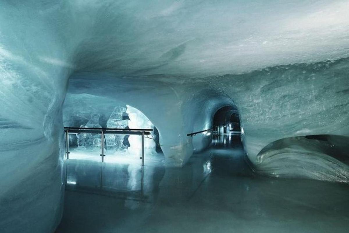 sněhový tunel s osobou, která jím prochází