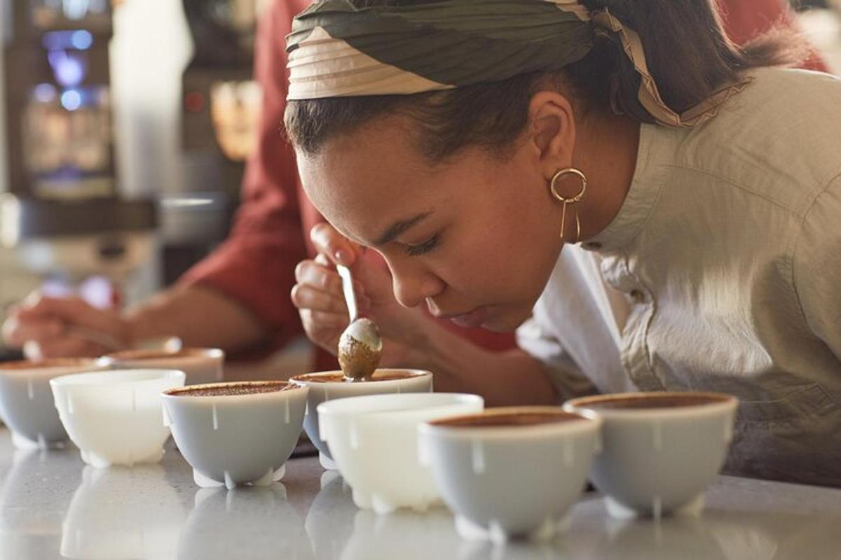 seorang wanita membungkuk di atas meja dengan cangkir kopi