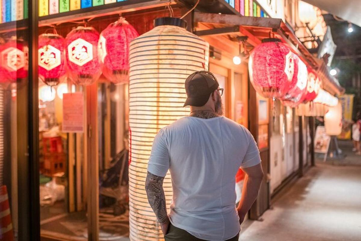 Un hombre está parado frente a una tienda con una linterna.