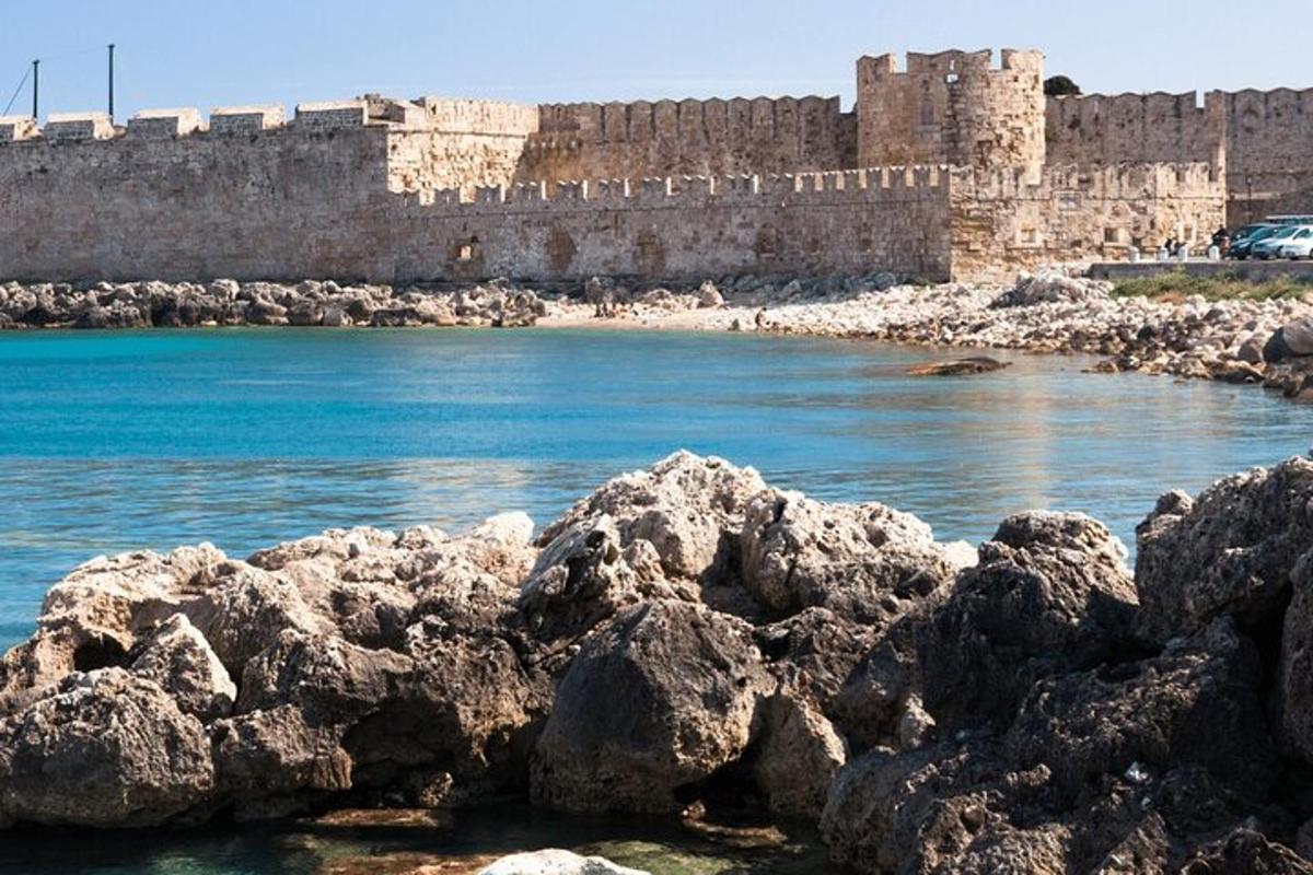 un castello in lontananza con rocce nell'acqua