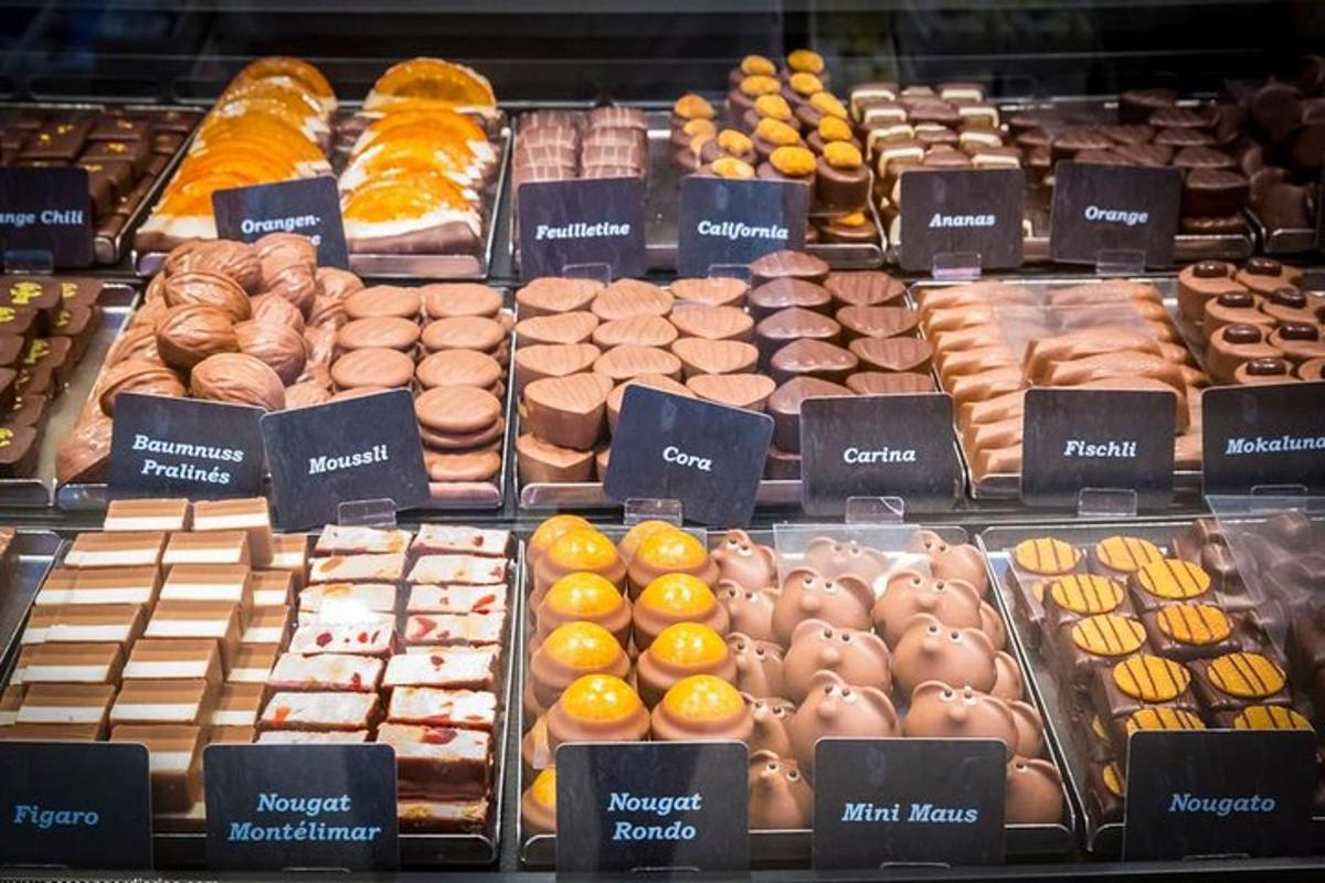 eine Vitrine in einer Bäckerei mit vielen verschiedenen Gebäckstücken