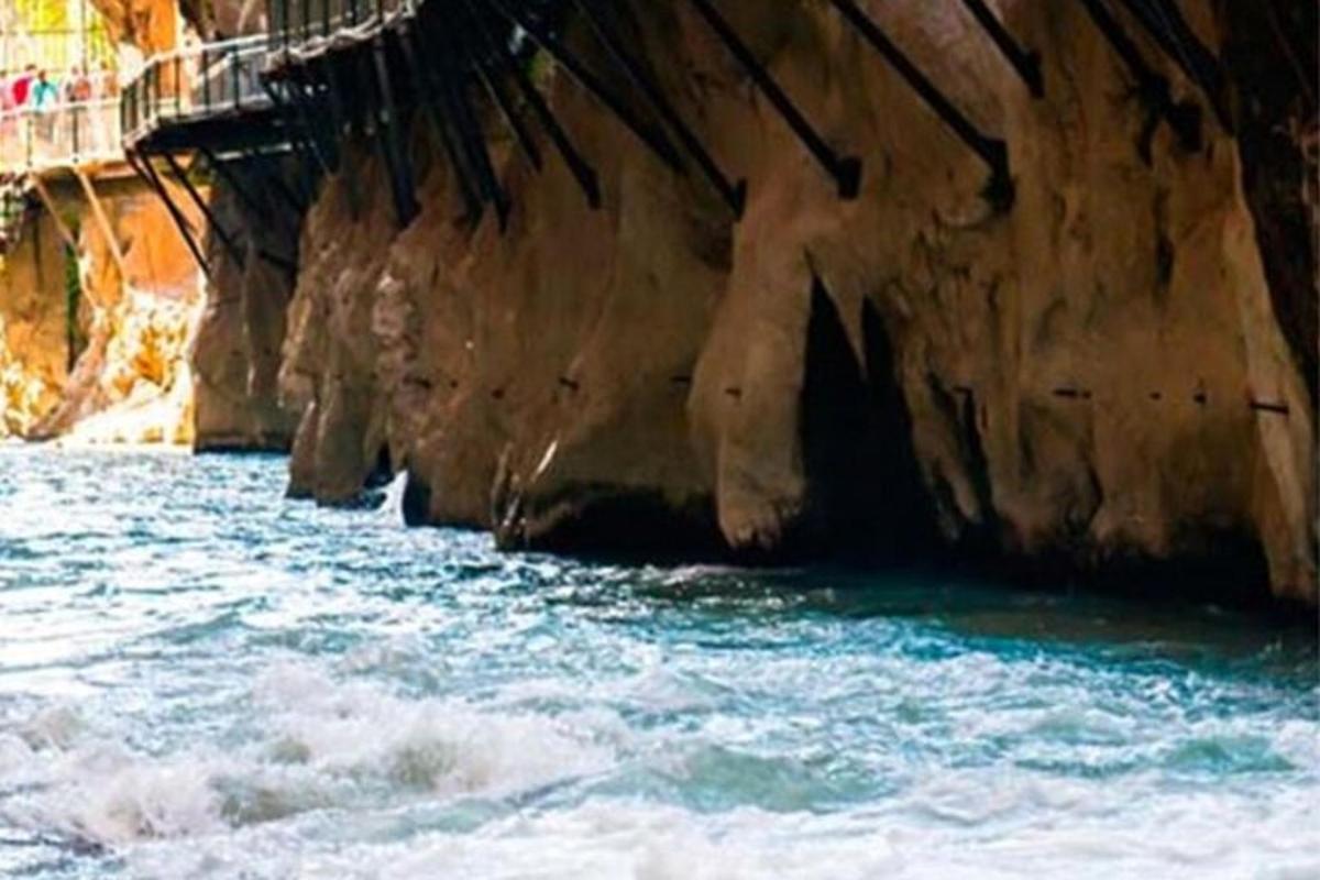 một góc nhìn ra mặt nước bên cạnh một vách đá