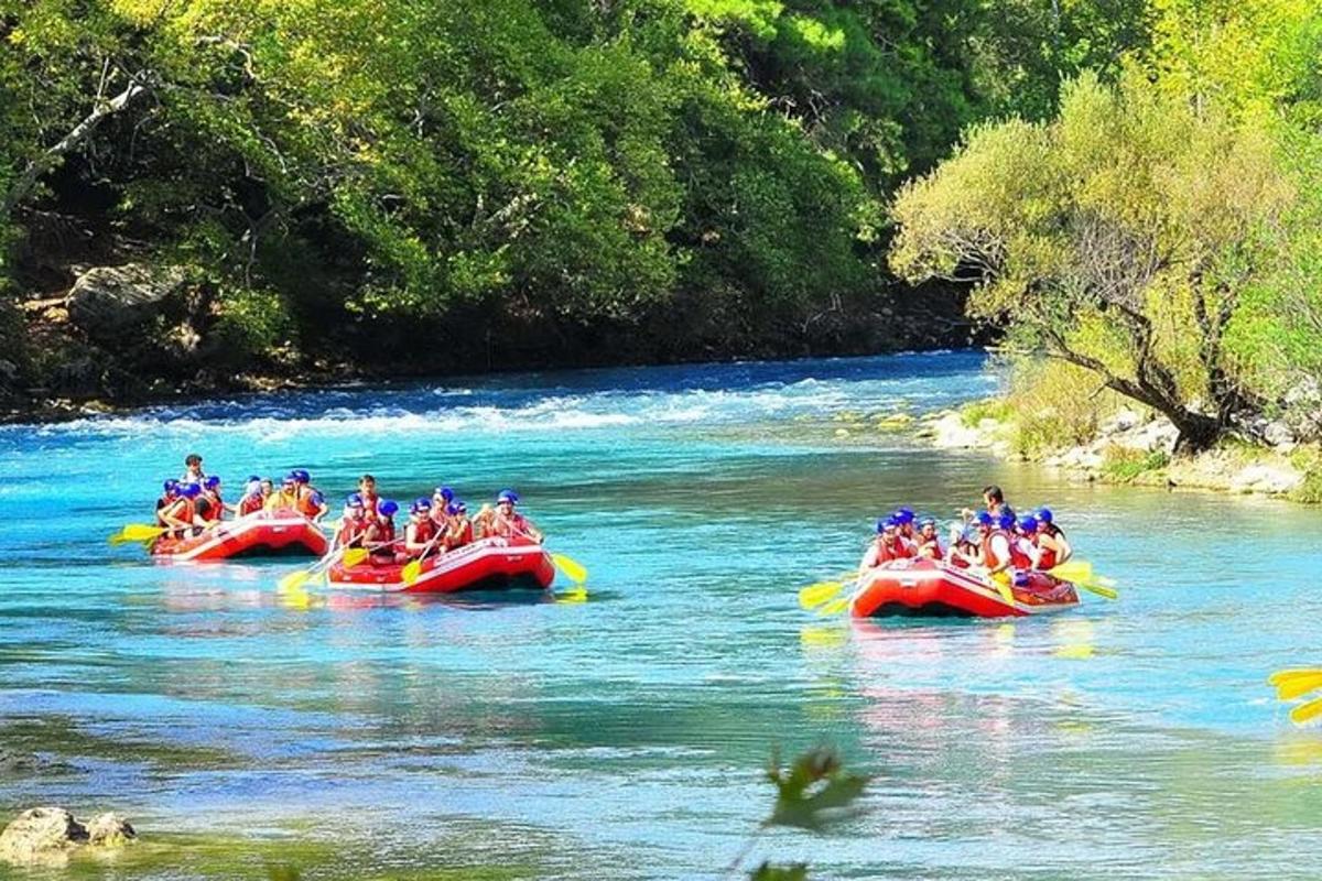 skupina lidí jedoucích na raftech na řece