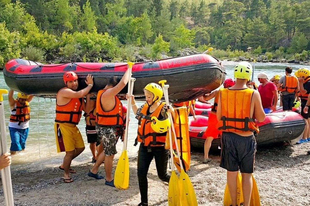 un grup de oameni în veste de salvare care țin o plută