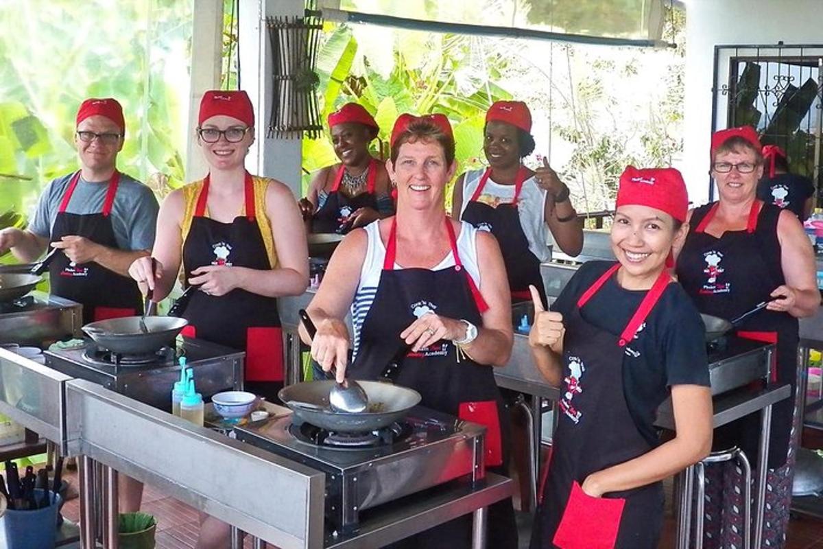 un gruppo di persone in cucina che preparano il cibo