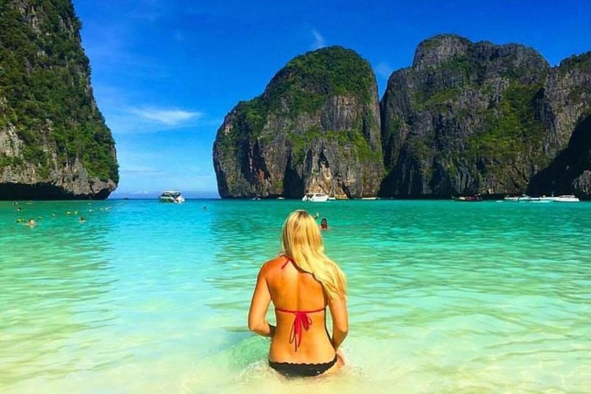 ženska v vodi na plaži na Filipinih