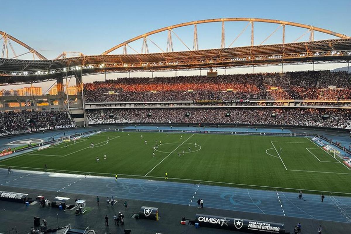 fotbalový stadion plný lidí sledujících fotbalový zápas