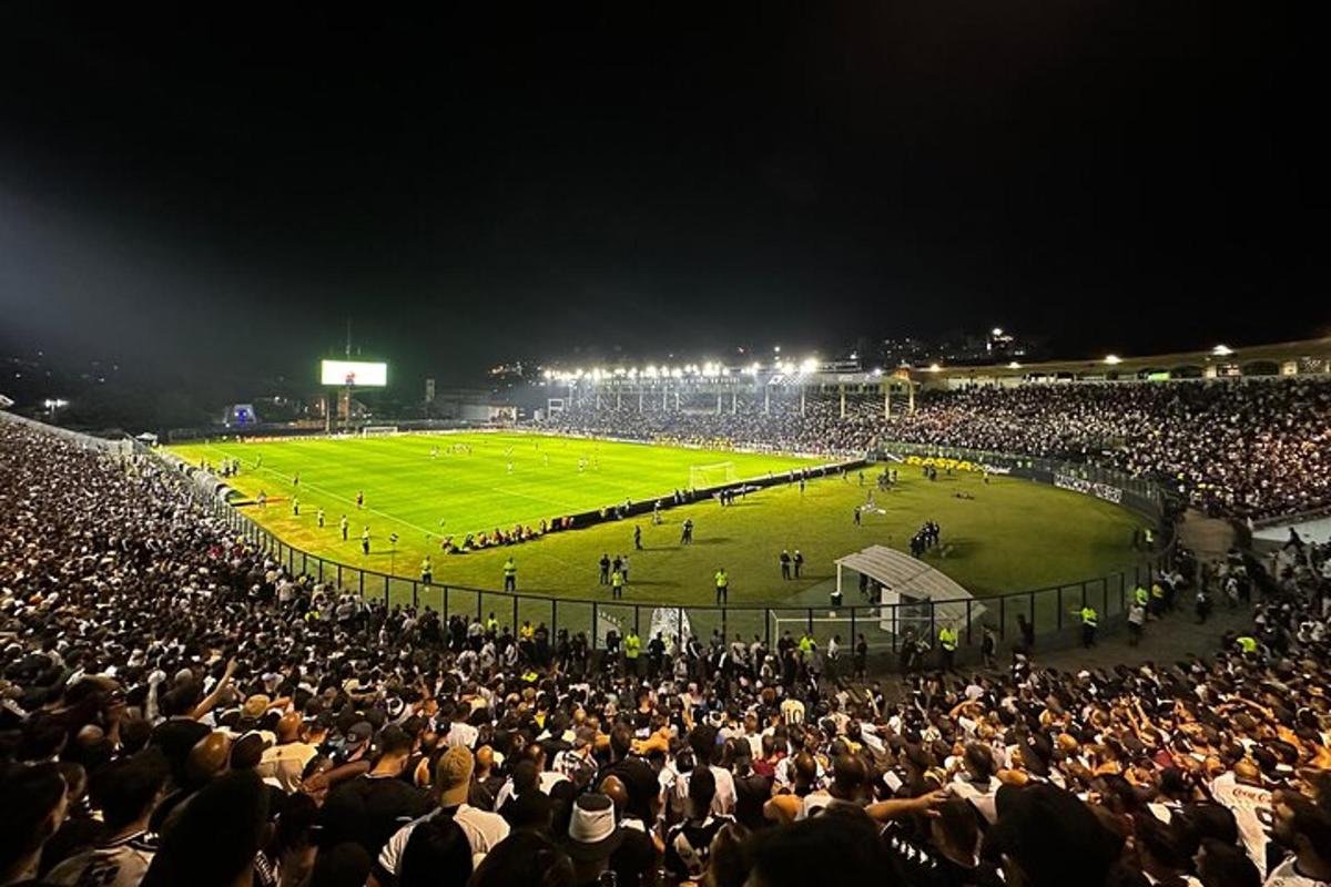velký dav lidí na stadionu v noci