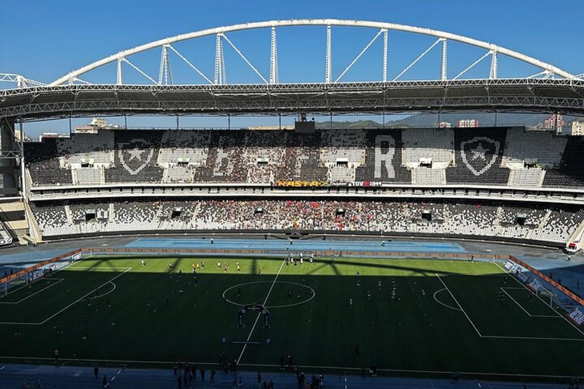 stadion plný lidí sledujících tenisový zápas