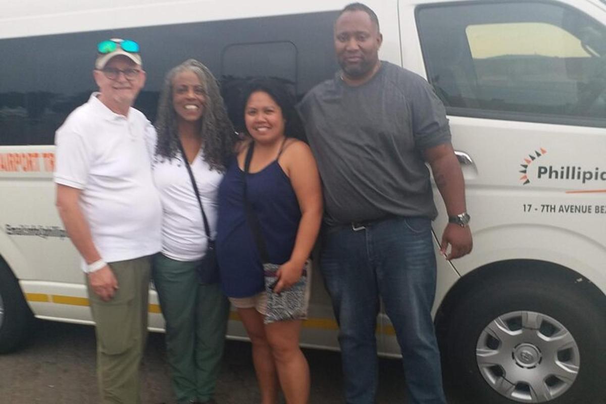 un grup de persones dretes davant d'un autobús