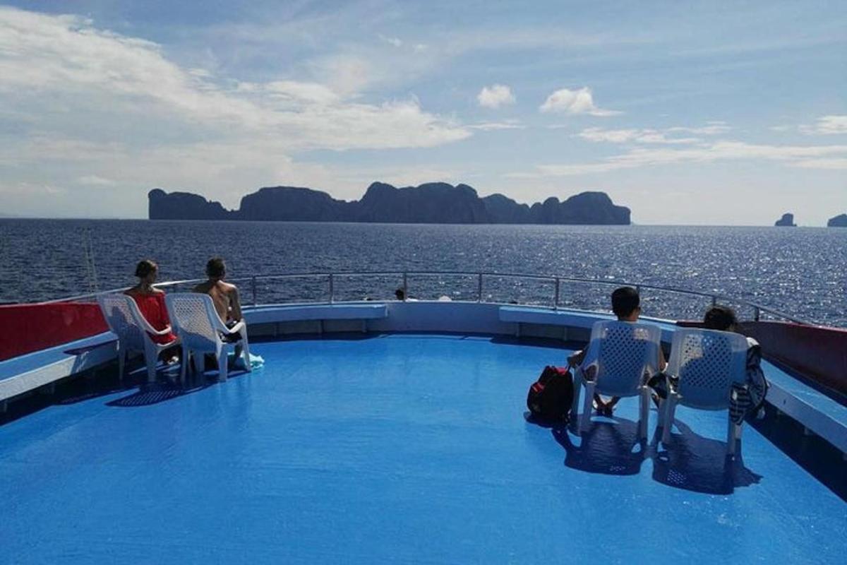 Un grupo de personas sentadas en un bote en el agua.
