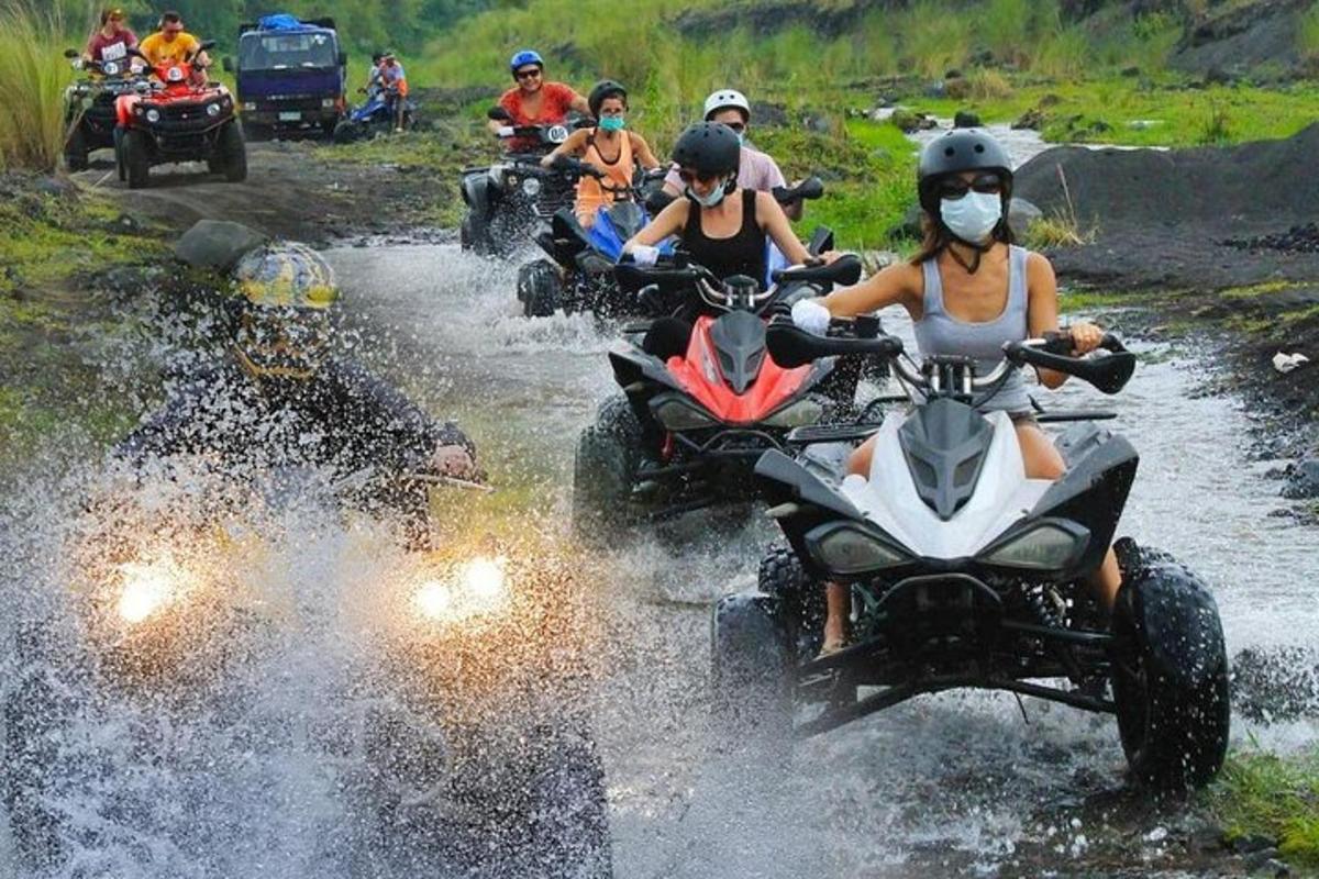 ATVに乗った人々のグループが川を渡る
