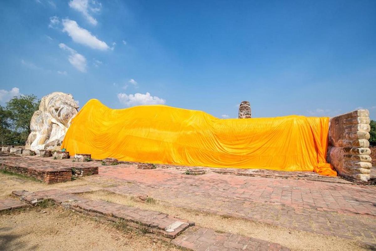 una coperta arancione sul lato di un edificio