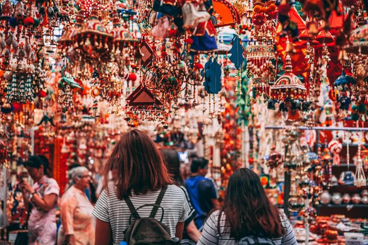 duas mulheres caminhando por um mercado com decorações de natal