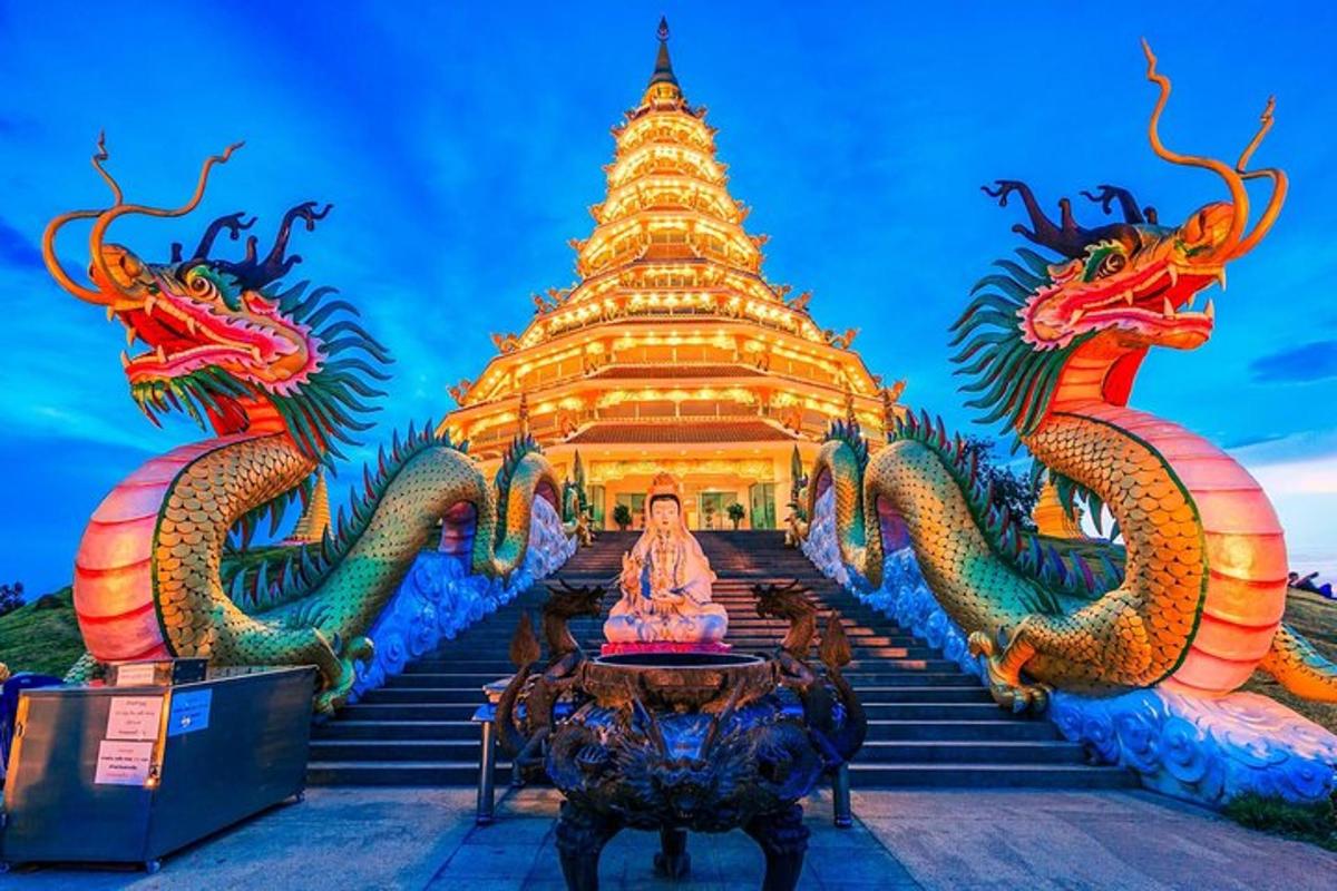 seorang wanita duduk di hadapan pagoda dengan naga