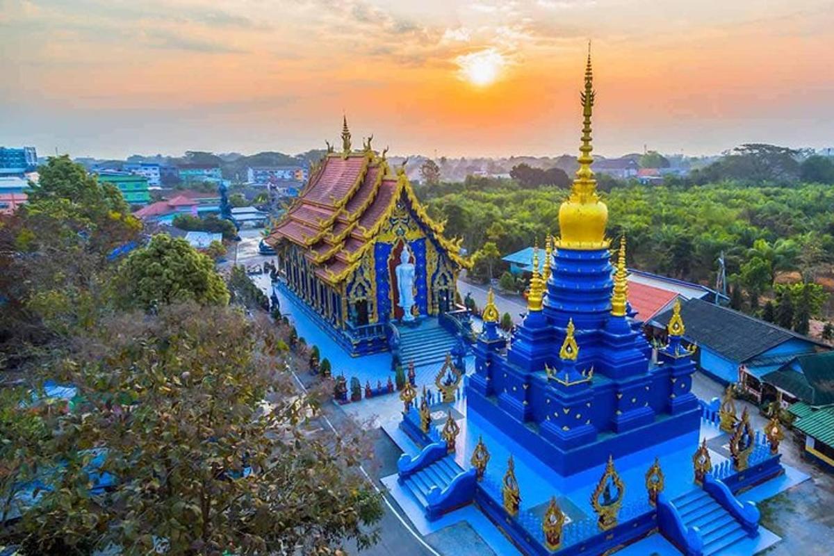 pemandangan atas bangunan biru dan kuning
