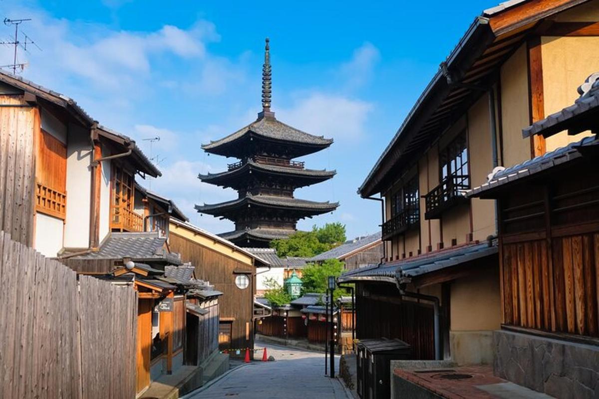 从街道上看两座宝塔