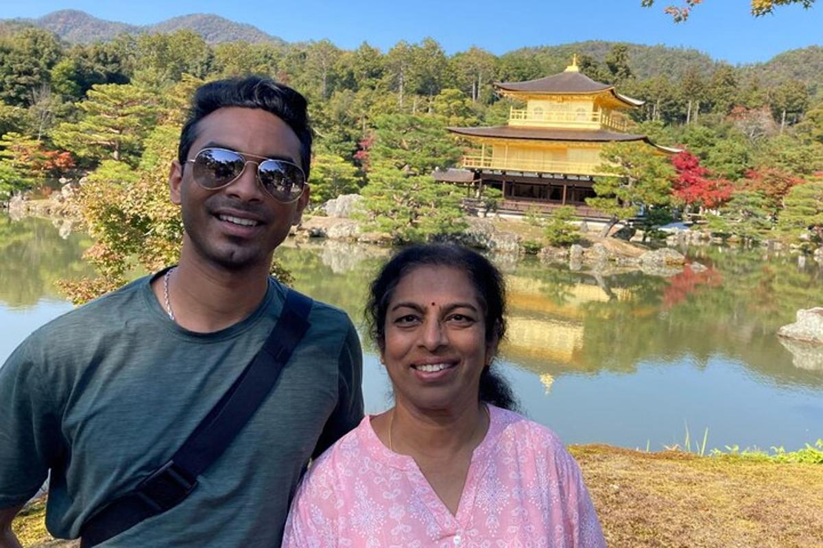 um homem e uma mulher em pé em frente a um palácio