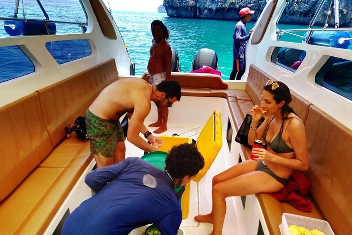 um grupo de pessoas sentadas em um barco