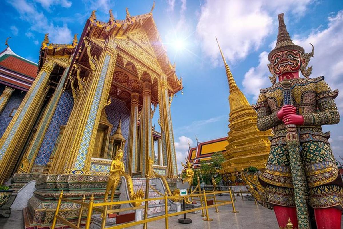 một bức tượng trước một ngôi đền vàng